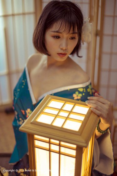 美女小便